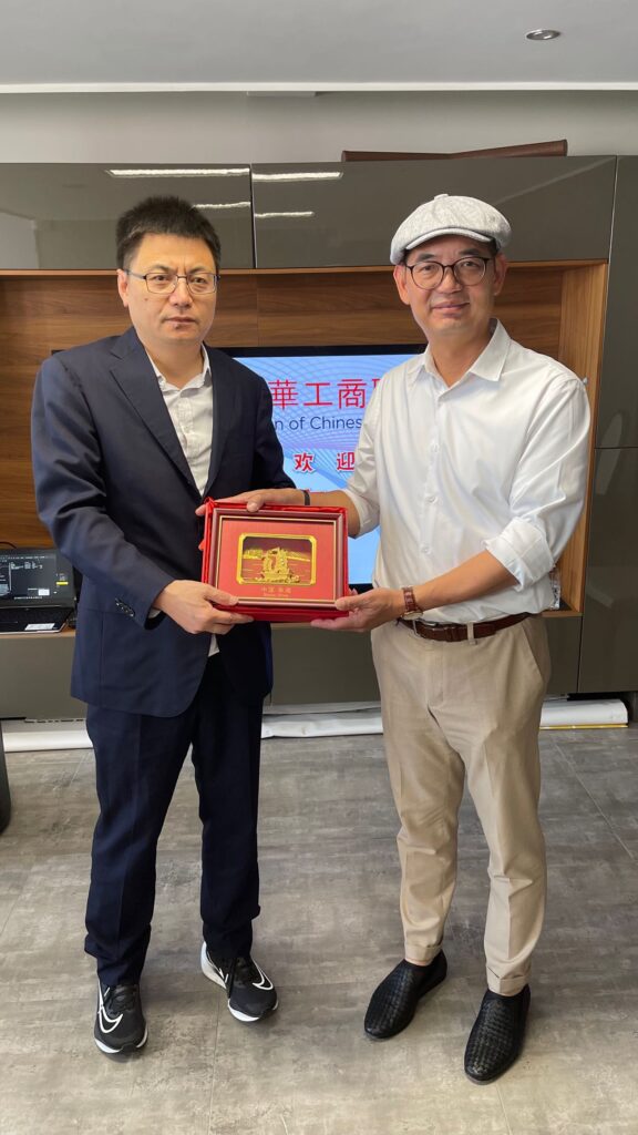 珠海市商务局副局长王伟(左)英国中华工商联合会会长林建邦(右)
